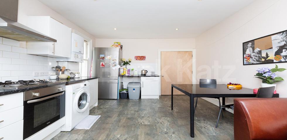			GOOD FOR 3 SHARERS!, 3 Bedroom, 1 bath, 1 reception Apartment			 Imperial Road, WOOD GREEN / BOUNDS GREEN